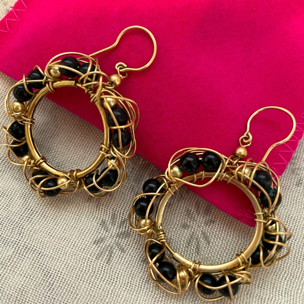 Earrings in gold and black